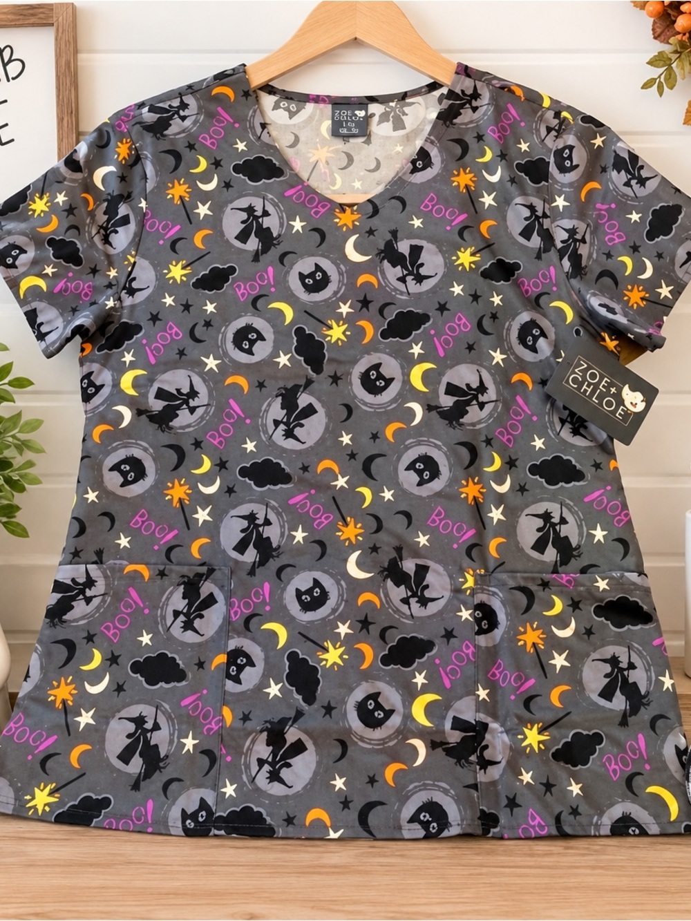 NWT Zoe + Chloe “Boo!” Halloween Scrub Top Women’s Size Large Witch Cat Print